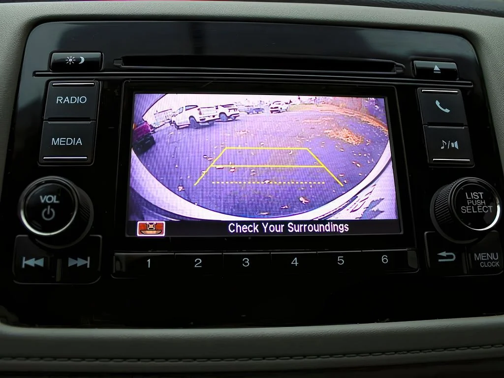 Used 2022 Platinum White Pearl Honda LX image 17