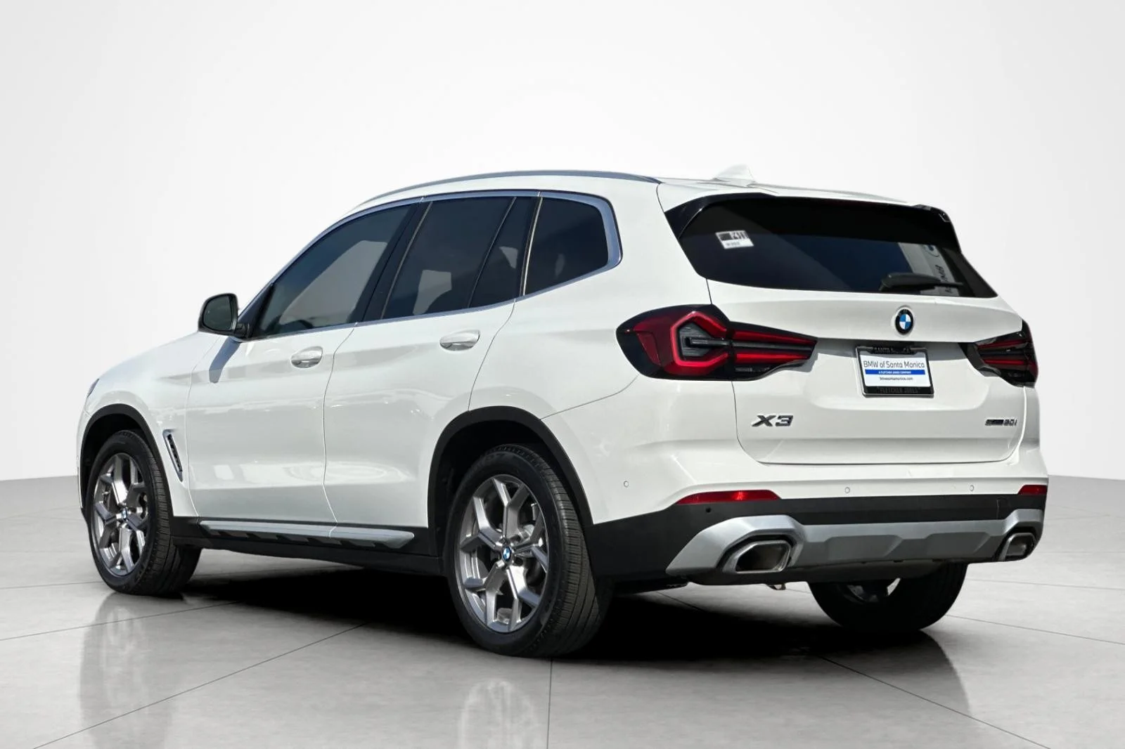 Used 2023 Alpine White BMW sDrive30i image 3