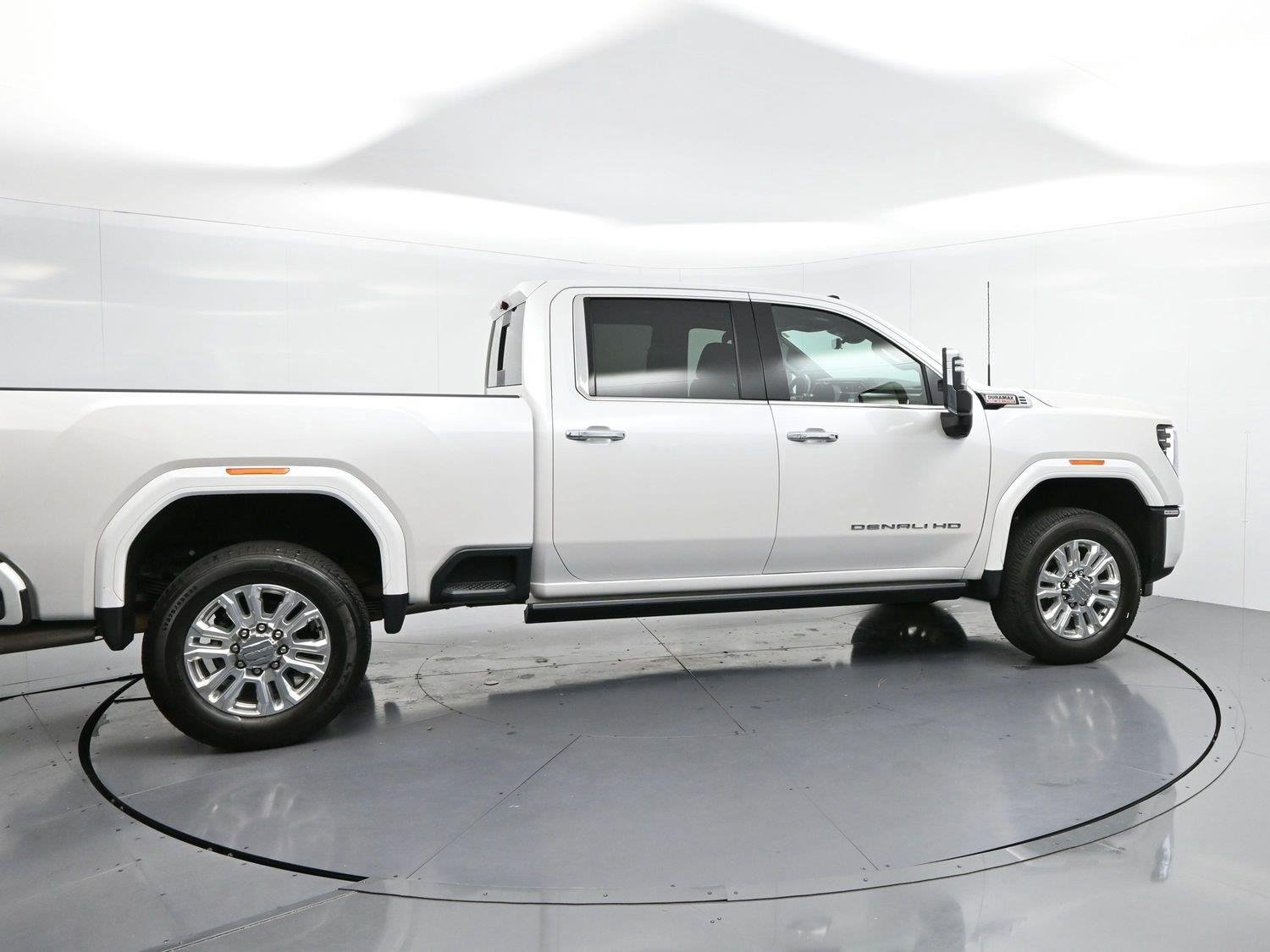 Used 2025 White Frost Tricoat GMC Denali image 8