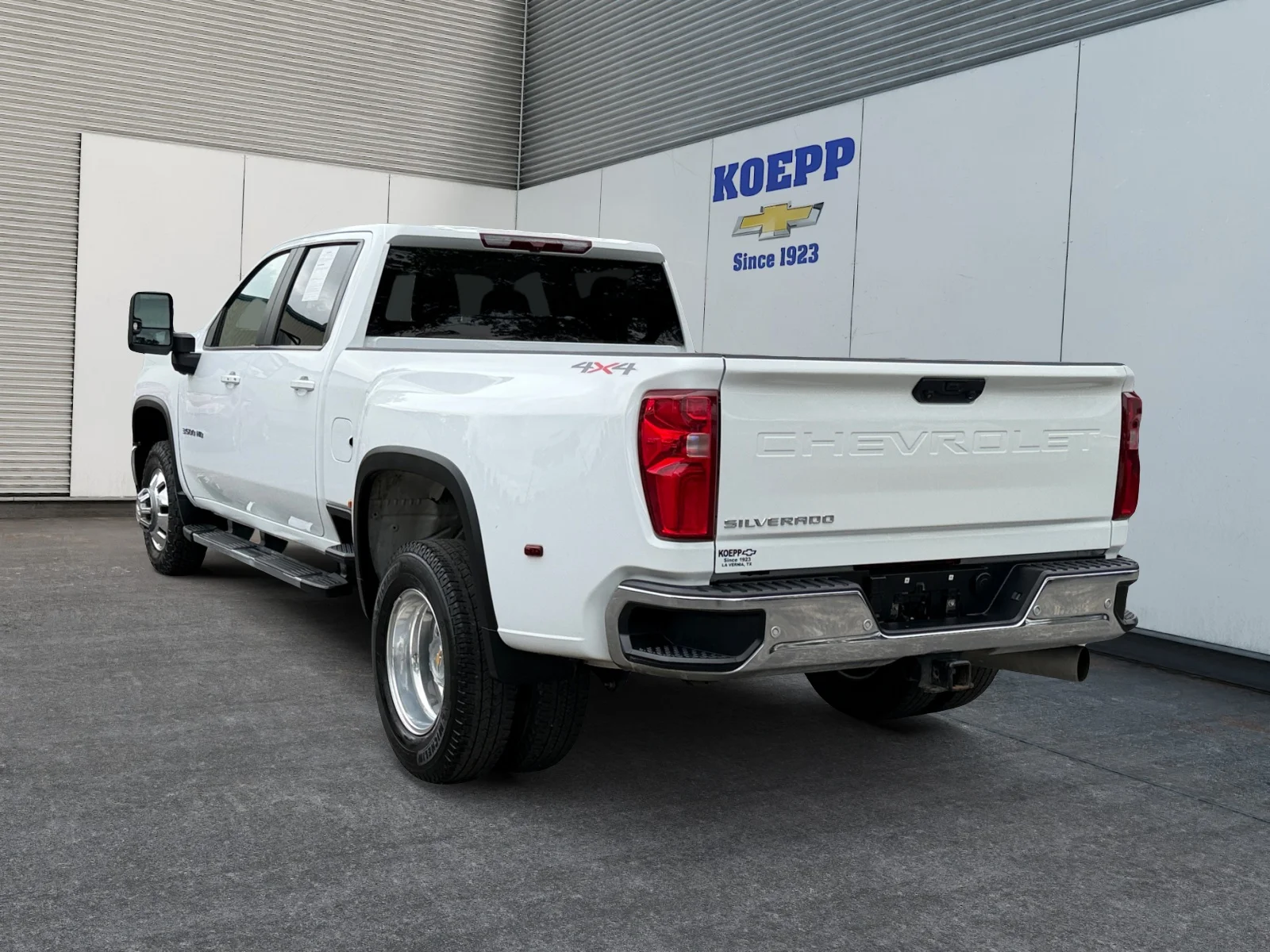 Used 2025 Summit White Chevrolet LT DRW image 3