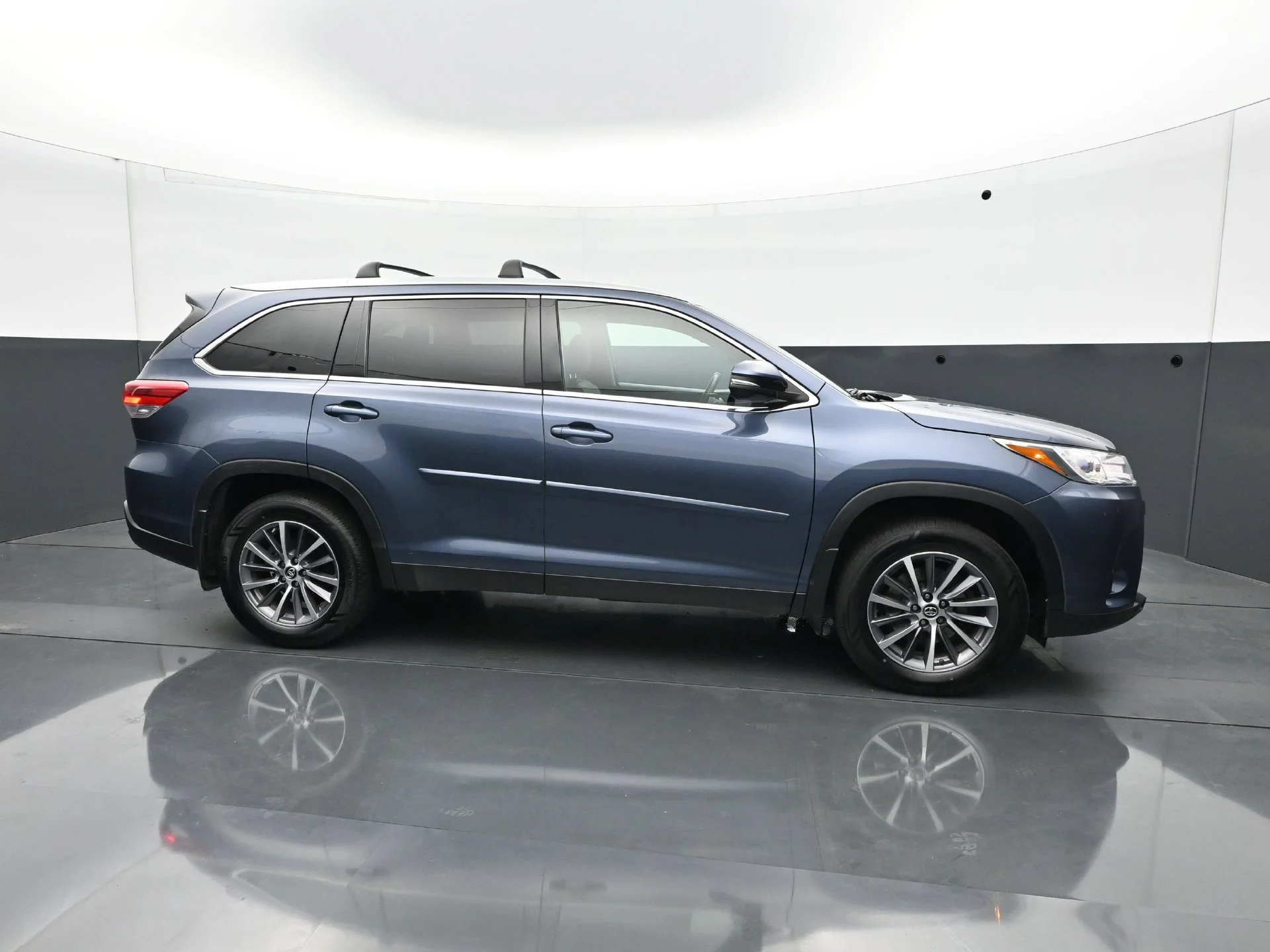 Used 2019  Toyota SE image 8