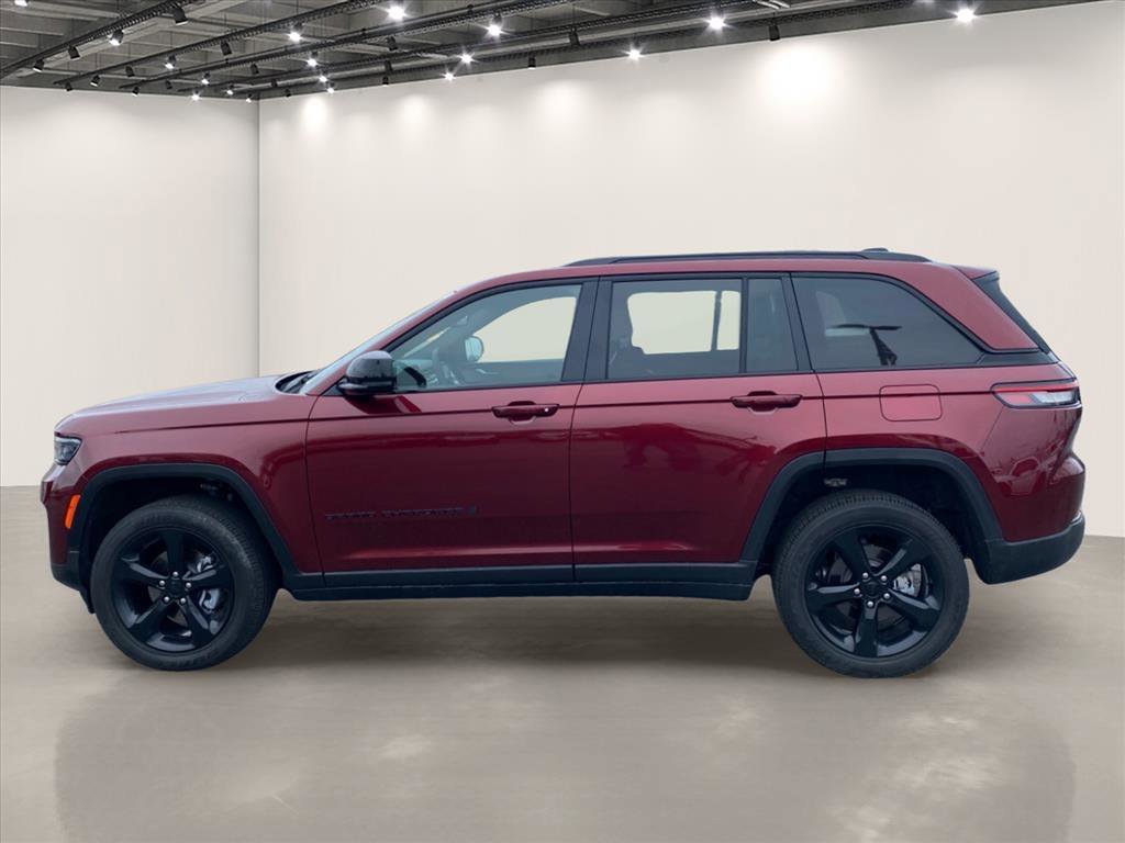 Used 2023 Velvet Red Pearlcoat Jeep Altitude image 4