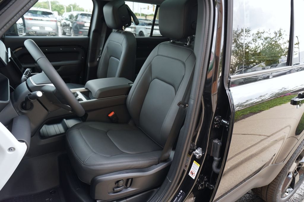 New 2026 Santorini Black Land Rover S image 13