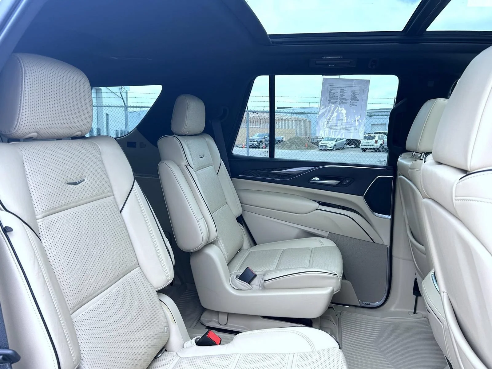 Used 2021 CRYSTAL WHITE TRICOAT Cadillac Premium Luxury image 20