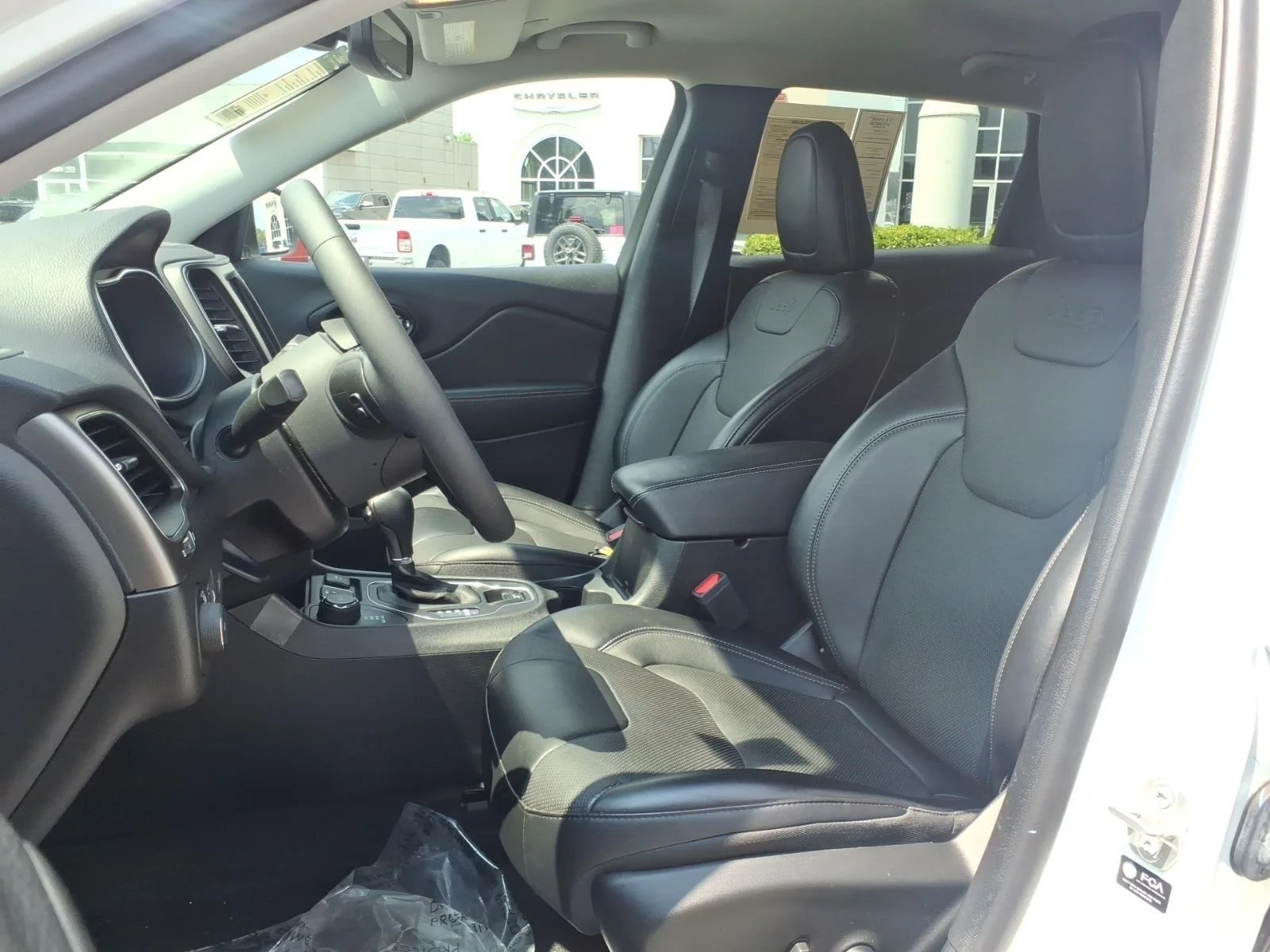 Used 2022 Bright White Clearcoat Jeep Latitude Lux image 18