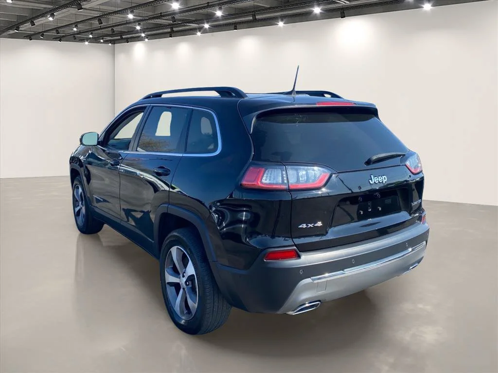 Used 2022 Diamond Black Crystal Pearlcoat Jeep Limited image 5