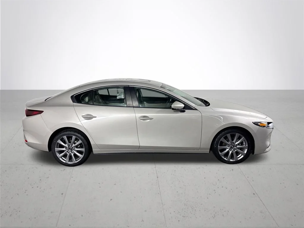 Used 2022 Silver Mazda Preferred image 5