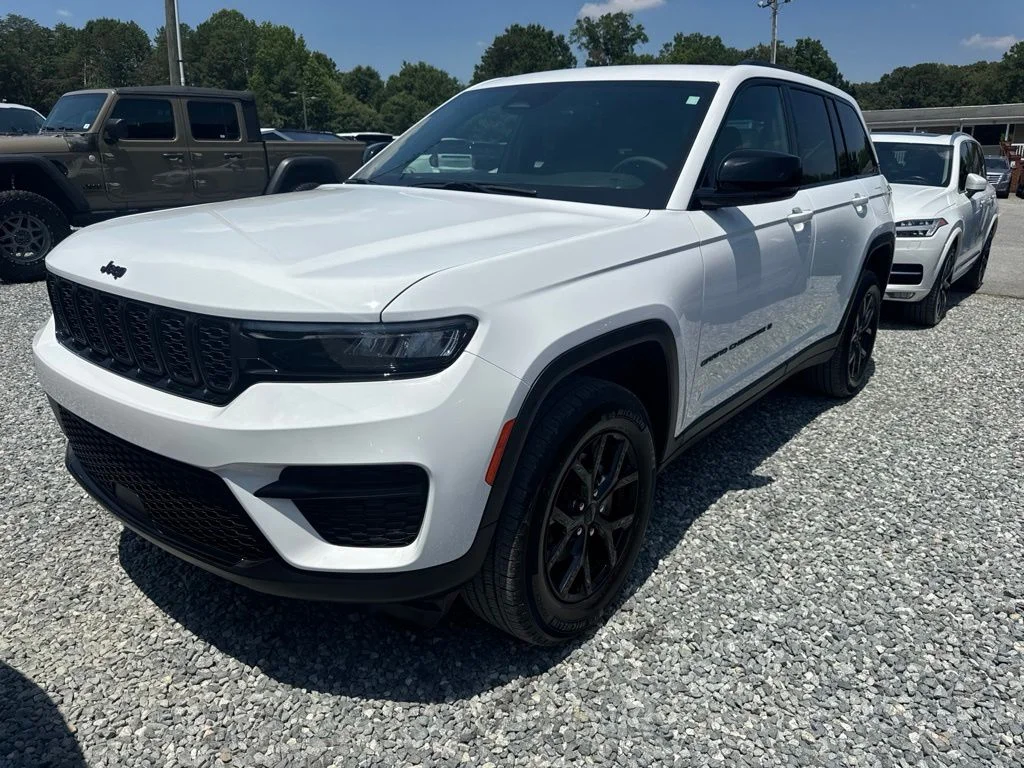 Used 2025 White Jeep Altitude image 1