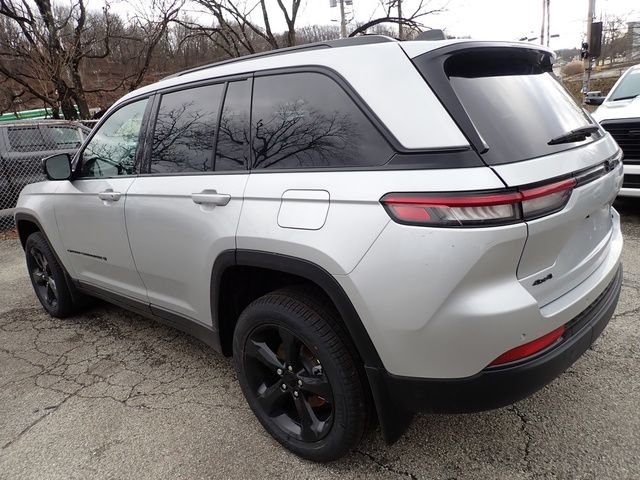 New 2025 Silver Zynith Exterior Paint Jeep Limited image 3