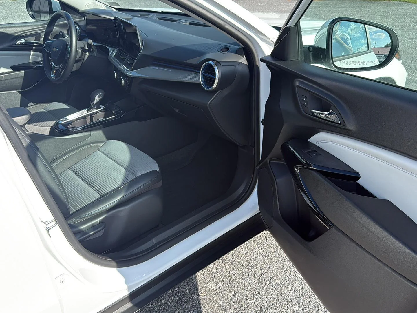 Used 2025 Summit White Chevrolet LT image 29