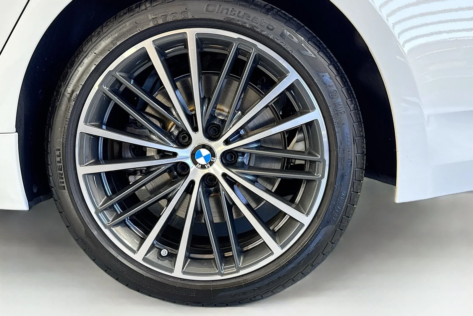 Used 2023 Alpine White BMW 540i image 30