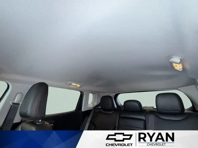 Used 2018 Silver Jeep Latitude image 40