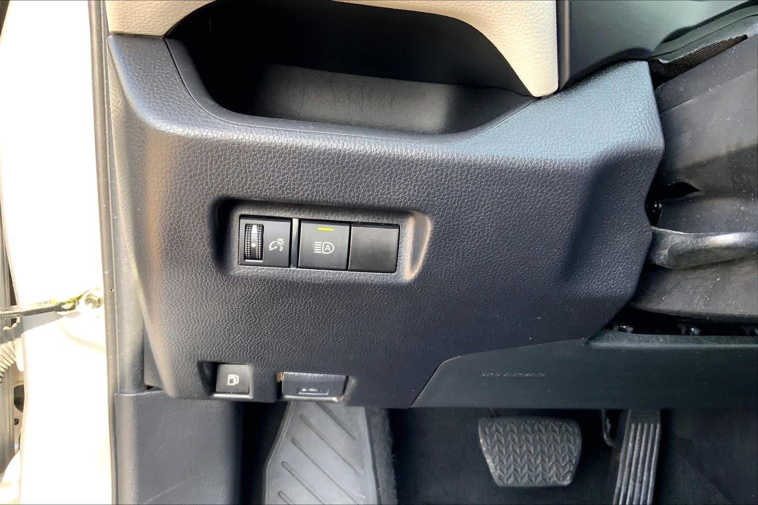 Used 2022 Silver Sky Metallic Toyota Hybrid XLE image 33