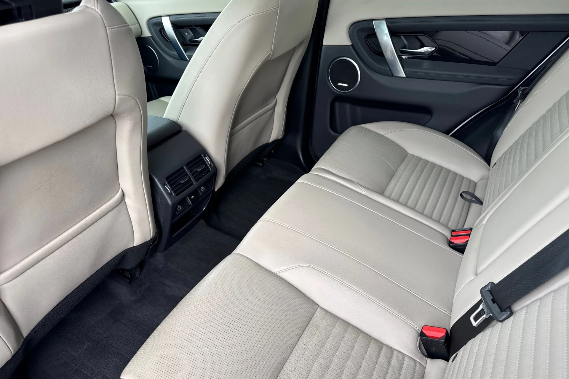 Used 2023 White Land Rover SE image 4
