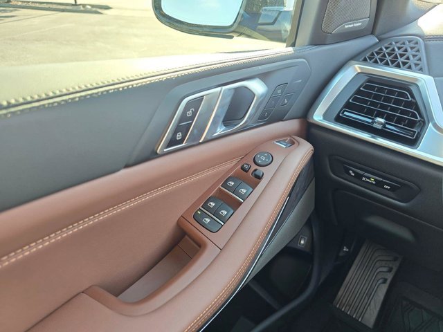 New 2026 Manhattan Green Metallic BMW xDrive50e image 28