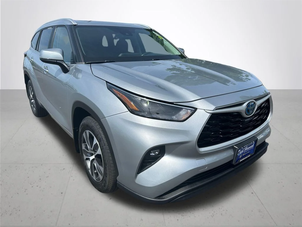 Used 2023 Silver Toyota XLE image 5