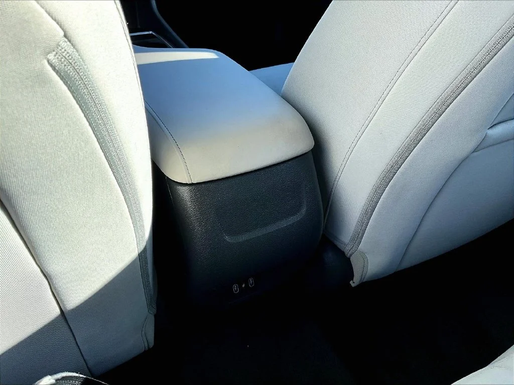 Used 2025 Silver Hyundai SEL image 34