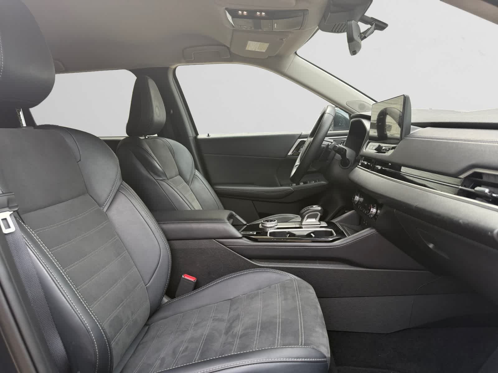 Used 2025 Gray Mitsubishi SE image 15