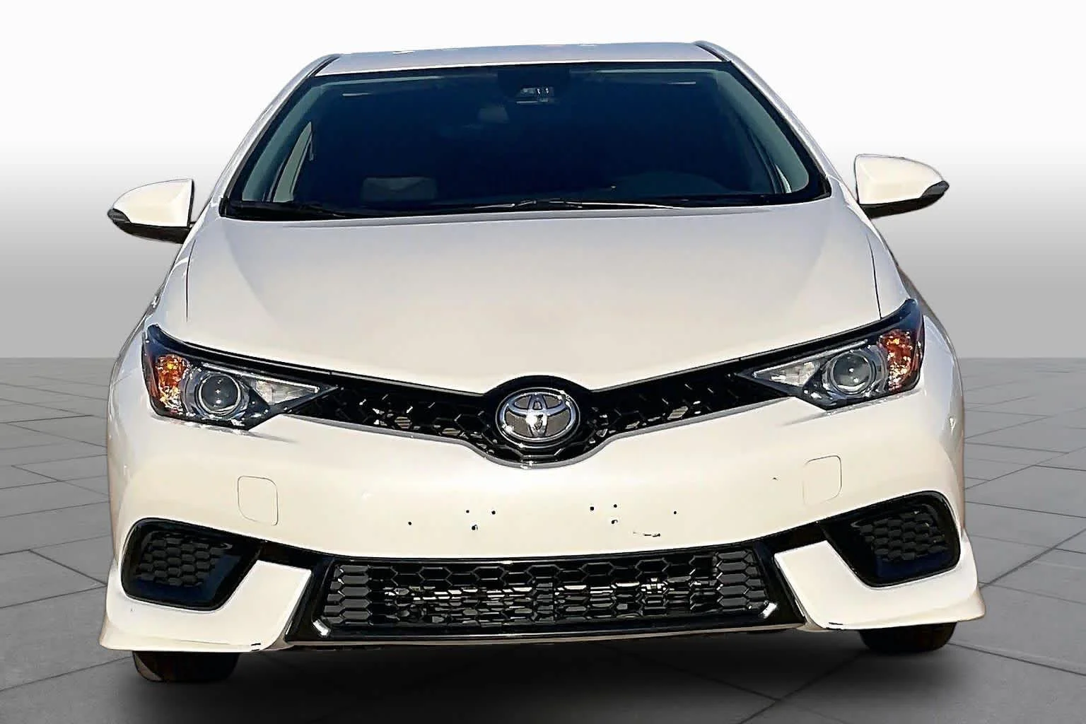 Used 2018 Blizzard Pearl Toyota  image 4