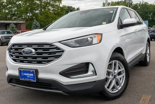 Used 2022 White Ford SEL image 1