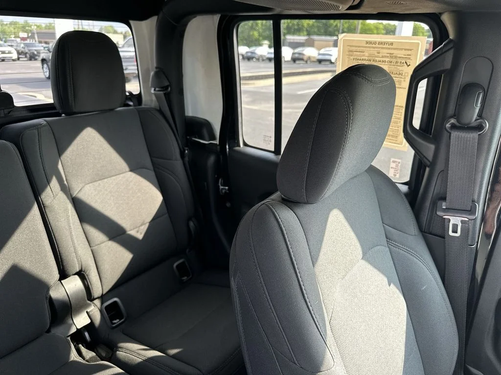 Used 2022 Black Jeep Altitude image 14