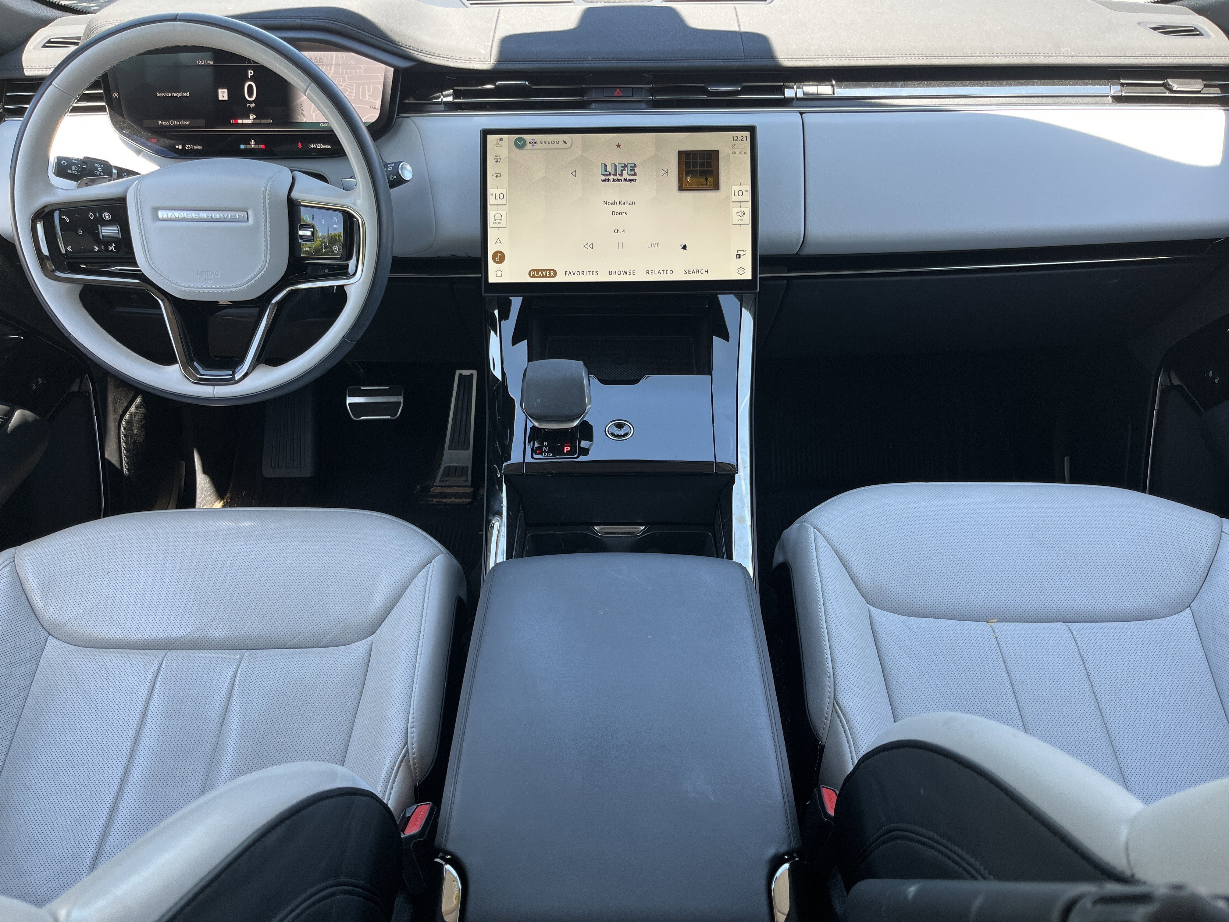 Used 2024 Fuji White Land Rover Dynamic SE image 3