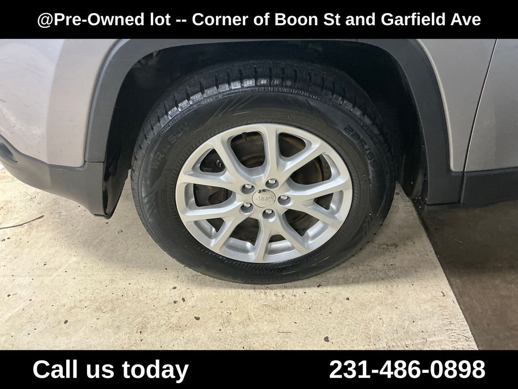 Used 2016 Silver Jeep Latitude image 11