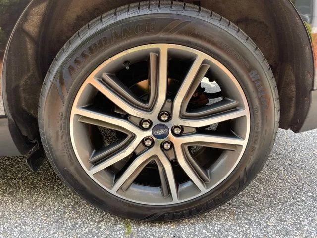 Used 2019 Black Metallic Ford Titanium image 9