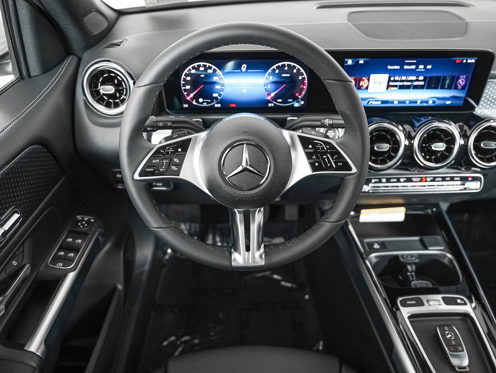 New 2026 Polar White Mercedes-Benz GLB 250 image 14