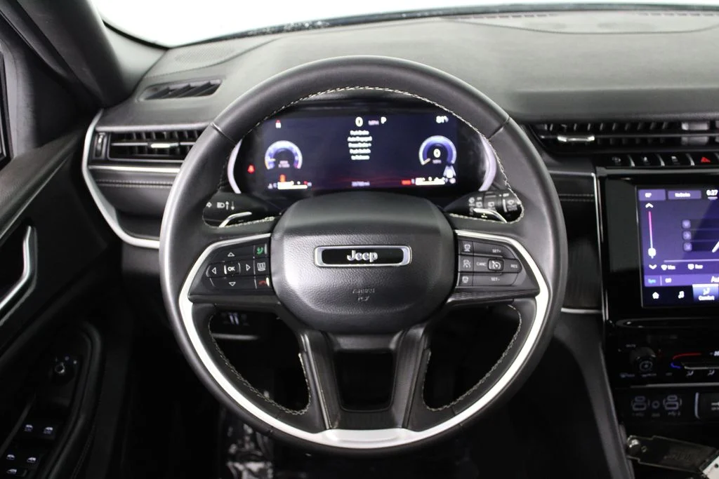 Used 2025 Silver Jeep Laredo X image 20