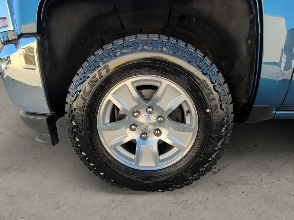 Used 2017 DEEP OCEAN BLUE METALLIC Chevrolet LT image 11