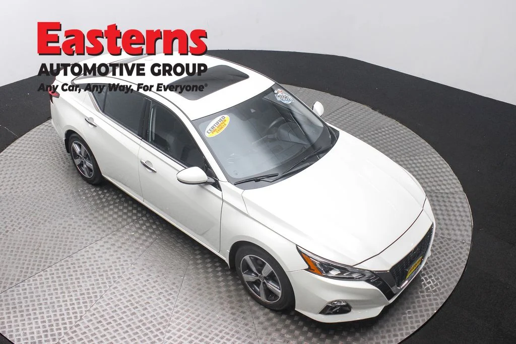 Used 2022 White Nissan 2.5 SL image 3