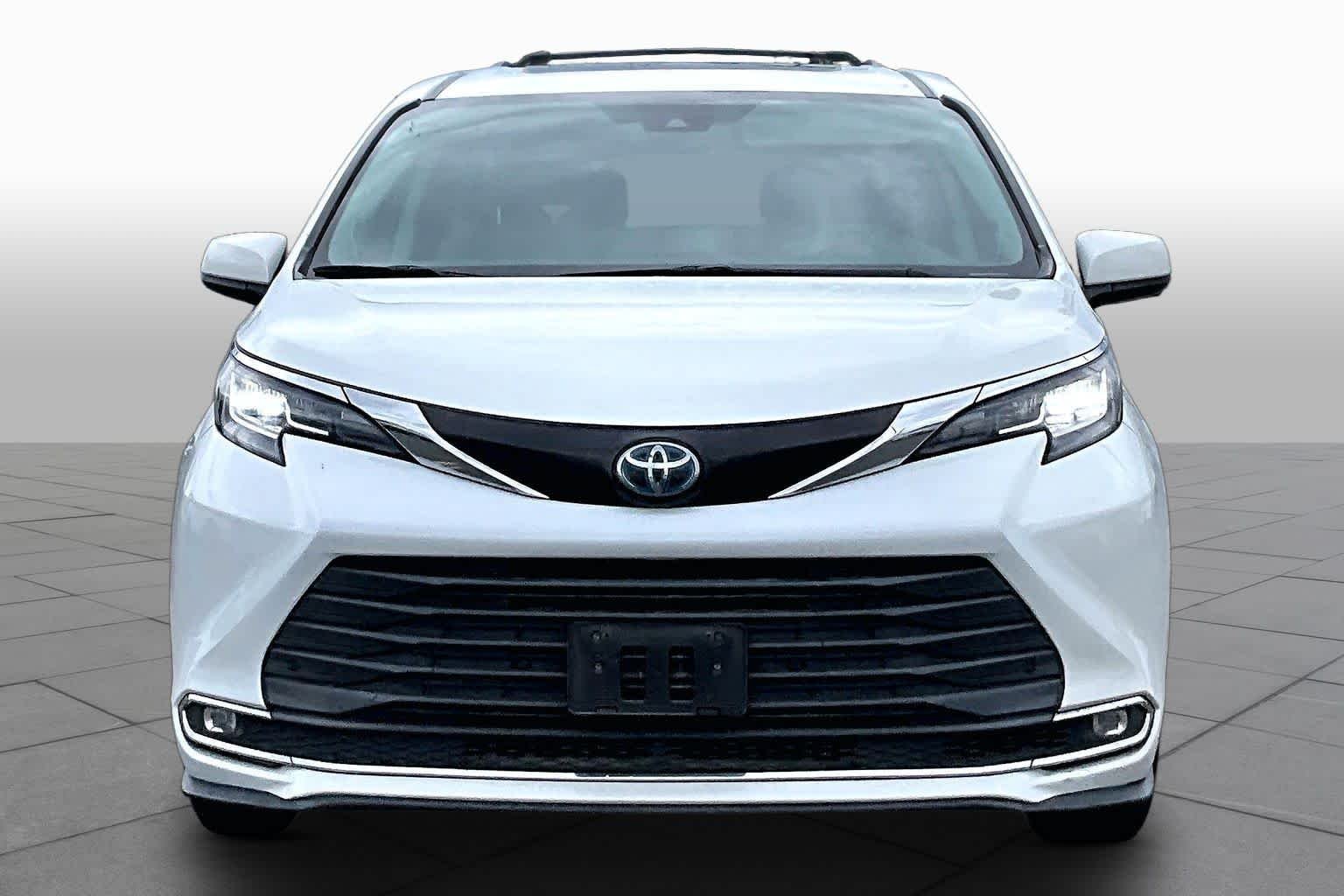 Used 2022 Wind Chill Pearl Toyota XLE image 3