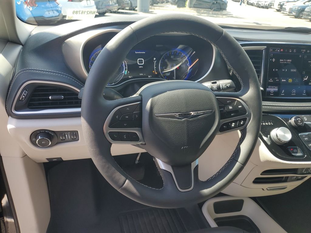 Used 2022 Black Chrysler Touring L image 16