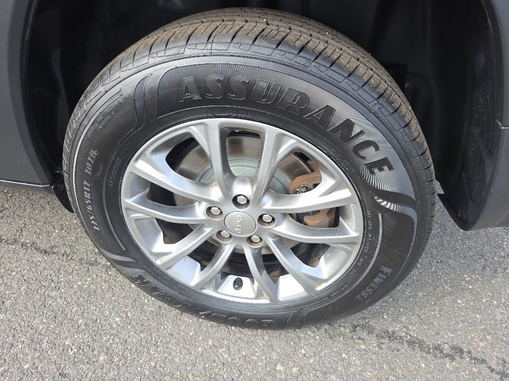 Used 2019 Diamond Black Crystal Pearl Coat Jeep Latitude Plus image 27