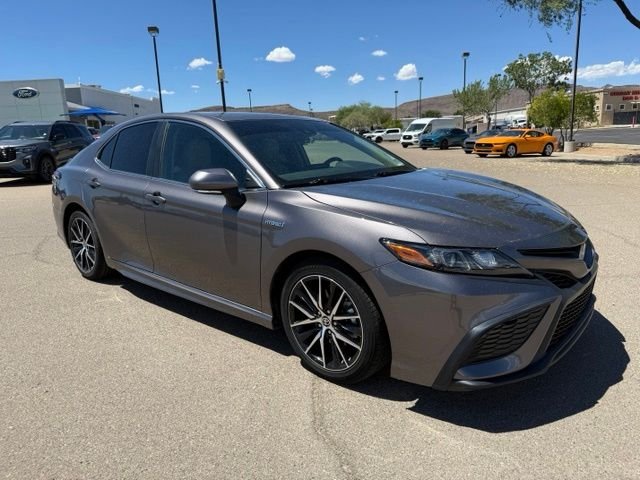 2021 Toyota Camry SE - Photo 3