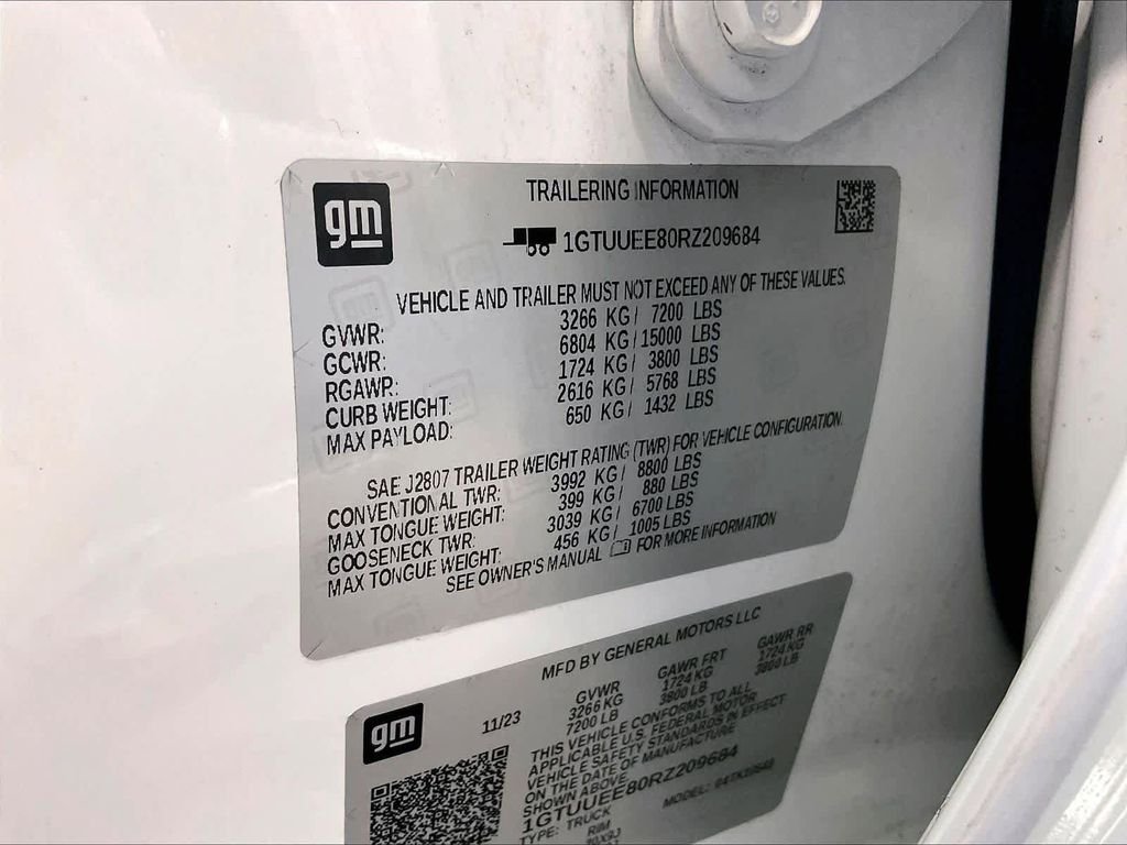 Used 2024 White GMC AT4 image 62