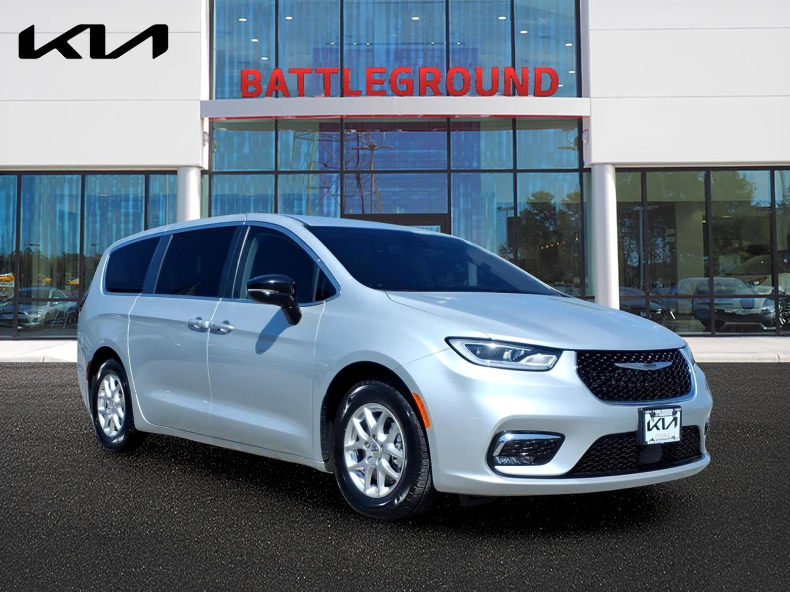 2024 Chrysler Pacifica Touring L's photo