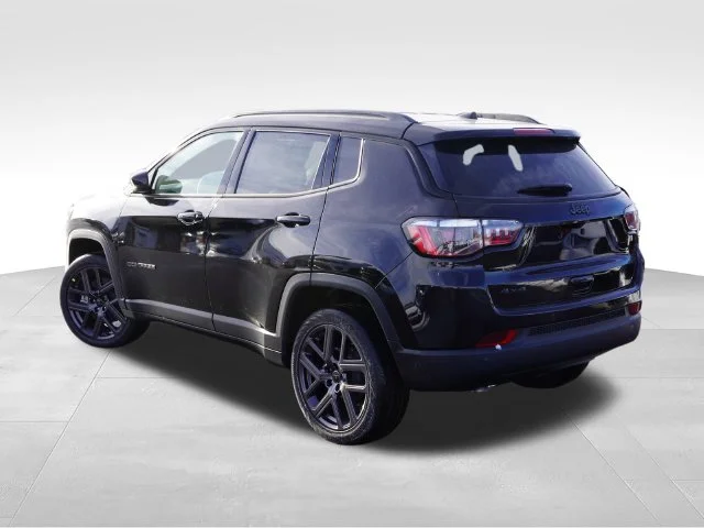 New 2026 Diamond Black Crystal Pearl-Coat Exterior Paint Jeep Limited image 5