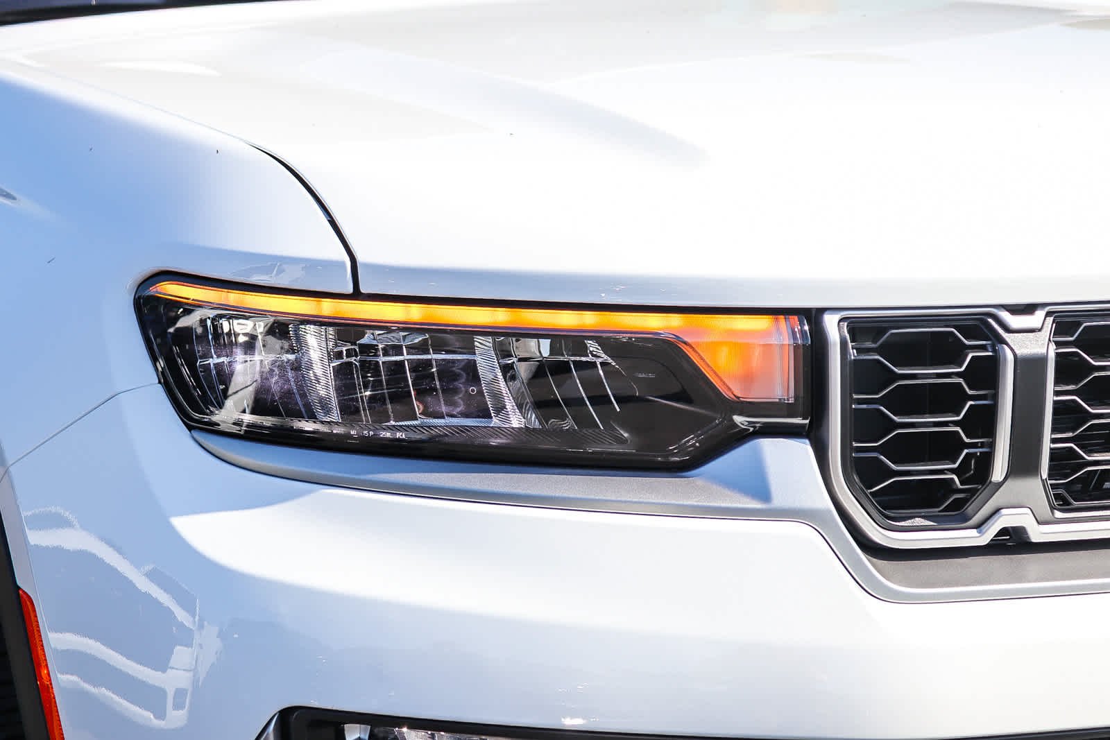 New 2027 Bright White Clear-Coat Paint Jeep Limited image 8