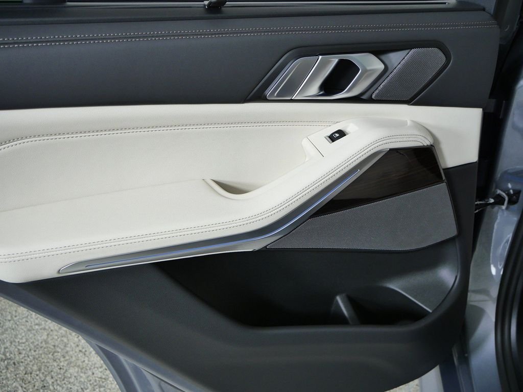 New 2026 Skyscraper Grey Metallic BMW xDrive50e image 30