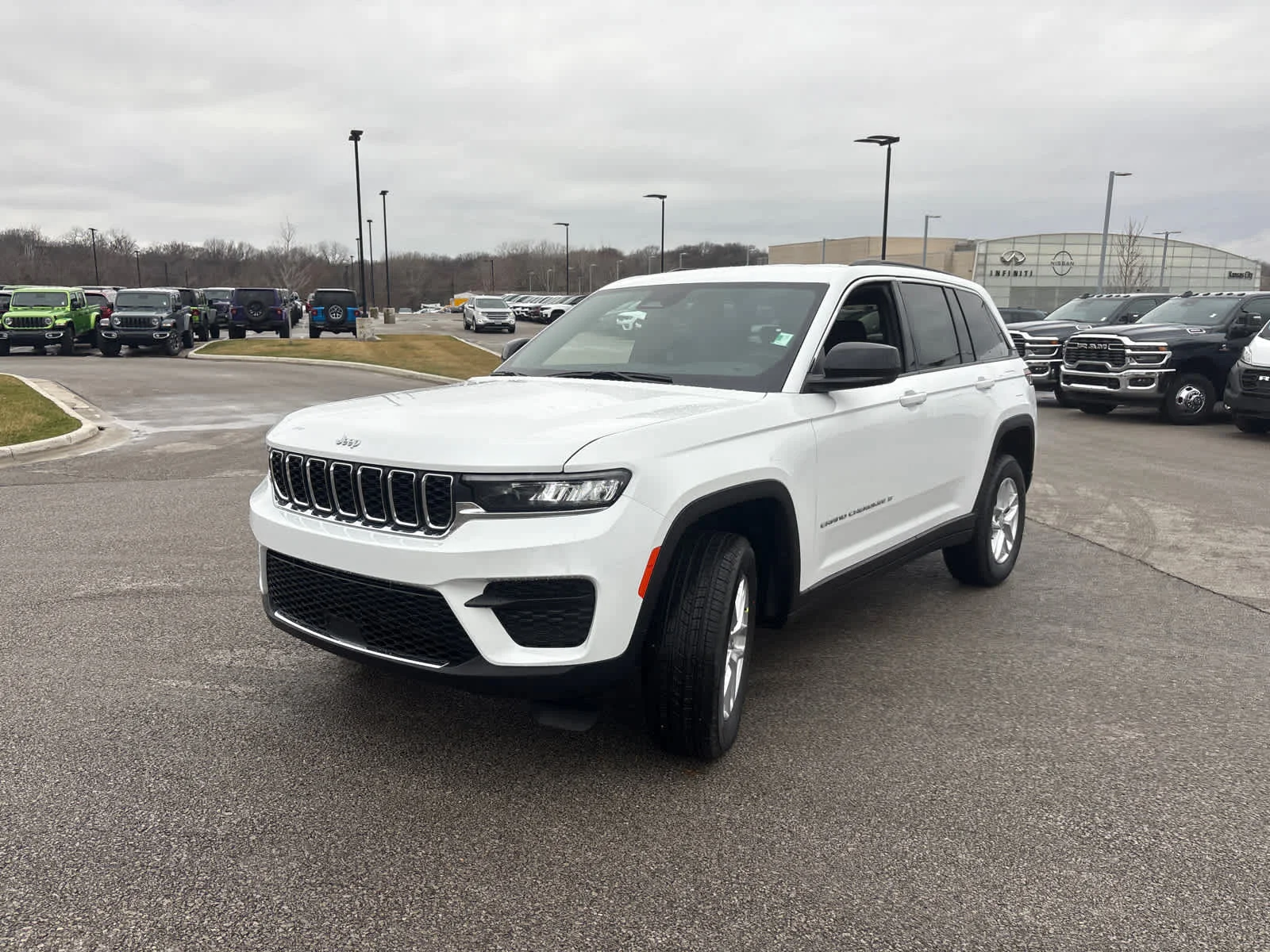 New 2026 Bright White Clear-Coat Exterior Paint Jeep Laredo image 4