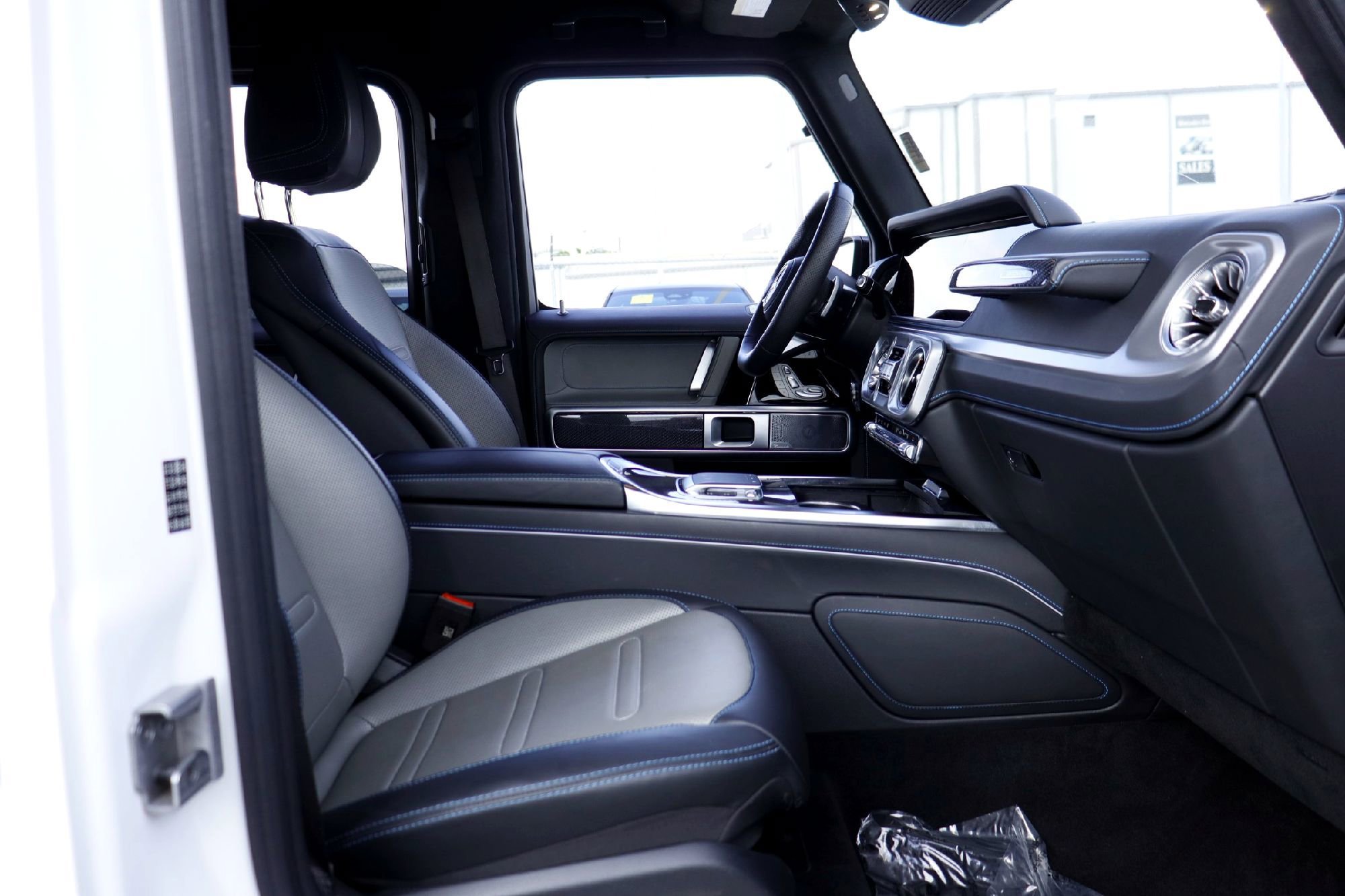 Used 2025 MANUFAKTUR Moonlight White Magno Mercedes-Benz G 580e image 21