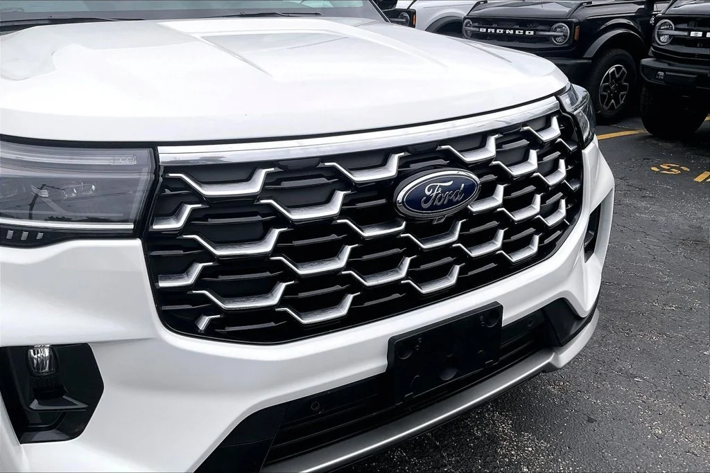 Certified Used 2025 White Metallic Ford Platinum image 31
