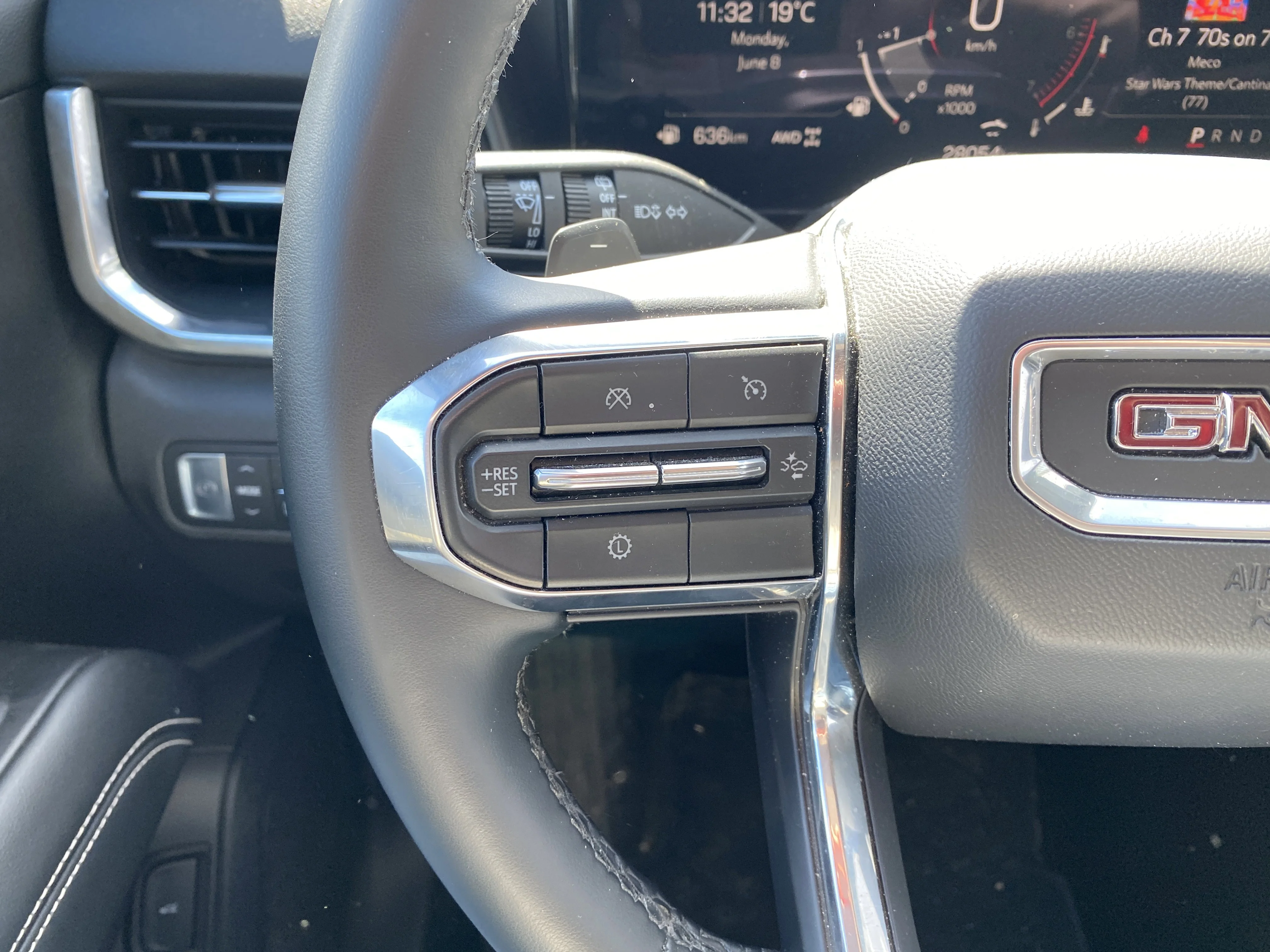 Certified Used 2026 White GMC AWD Elevation * PREMIUM PACKAGE * PANORAMIC SUNROOF * POWER TAILGATE image 12