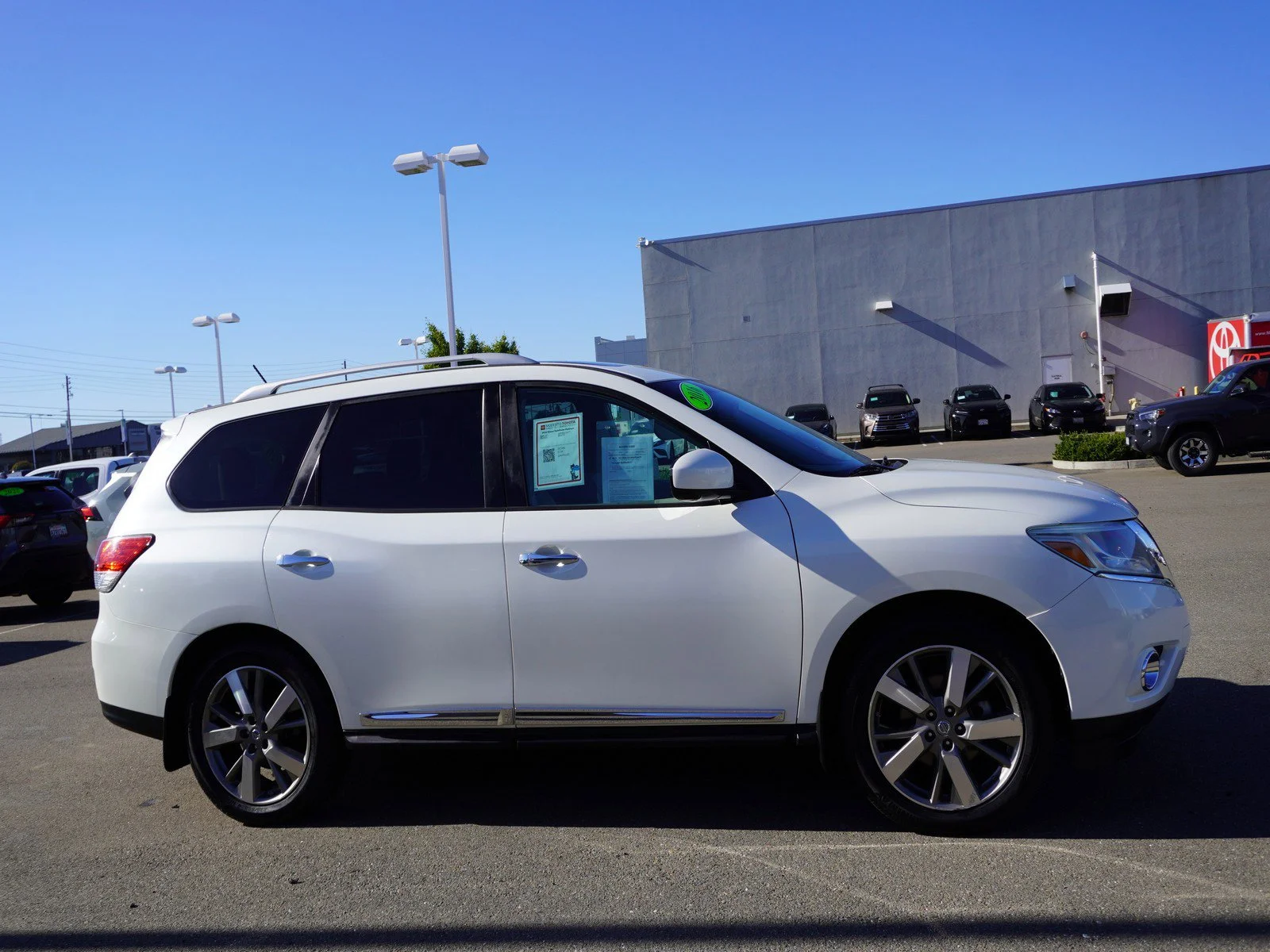 Used 2016 Pearl White Nissan Platinum image 4