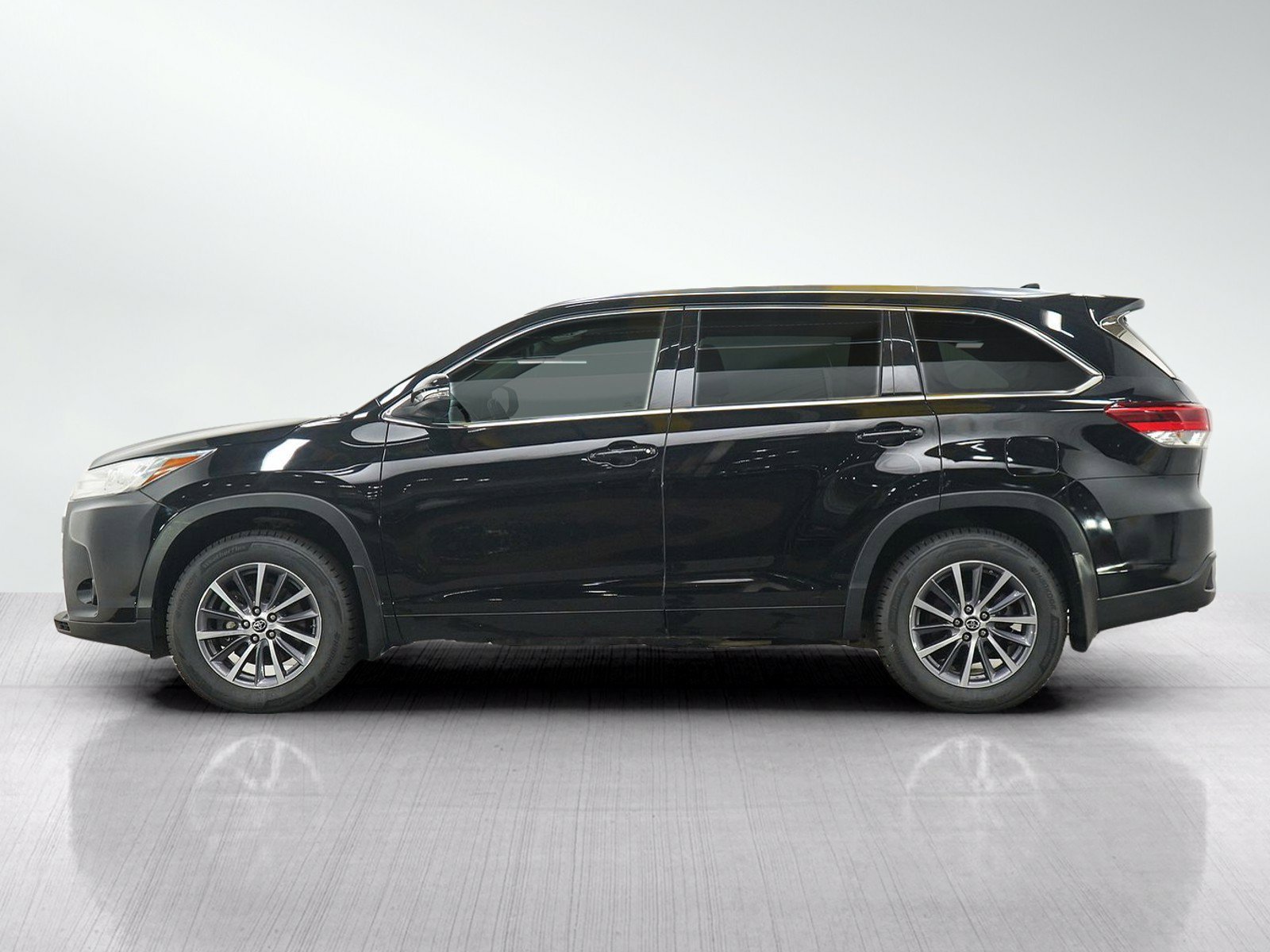 Used 2018 Toyota Highlander XLE with VIN 5TDJZRFH2JS821708 for sale in Minneapolis, Minnesota