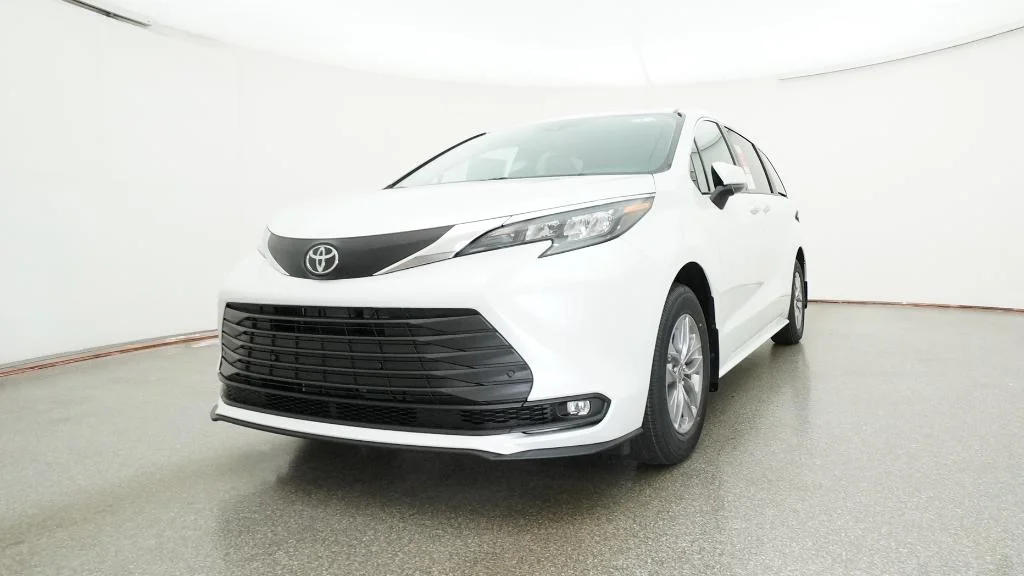 New 2026 Wind Chill Pearl Toyota XLE image 4