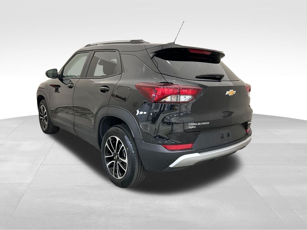 Used 2025 Black Chevrolet LT image 3