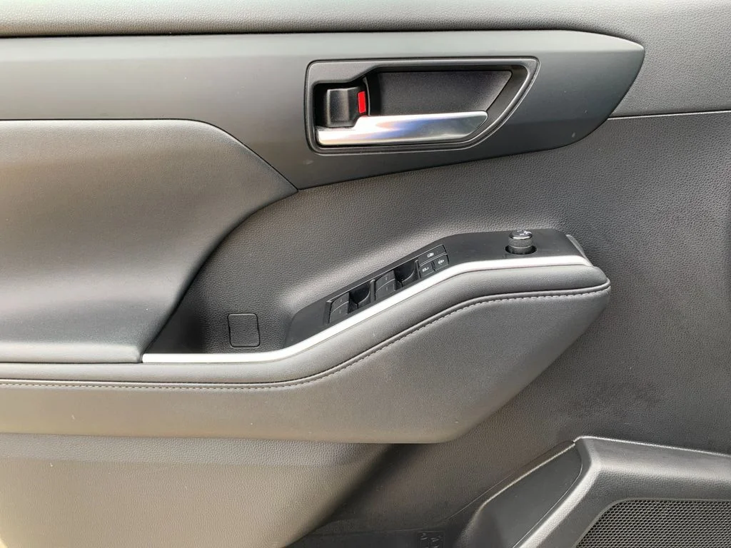 Used 2022 Silver Toyota XLE image 12